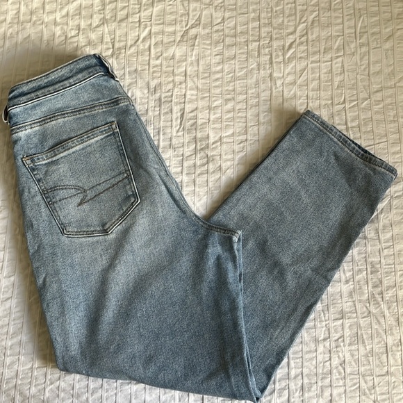 American Eagle Mom Straight Jean Light Wash - Picture 2 of 8